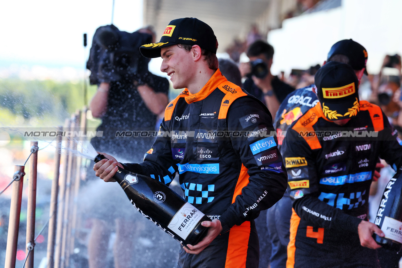 GP GIAPPONE, Oscar Piastri (AUS) McLaren celebrates his third position on the podium with second placed team mate Lando Norris (GBR) McLaren.

24.09.2023. Formula 1 World Championship, Rd 17, Japanese Grand Prix, Suzuka, Japan, Gara Day.

- www.xpbimages.com, EMail: requests@xpbimages.com © Copyright: Moy / XPB Images