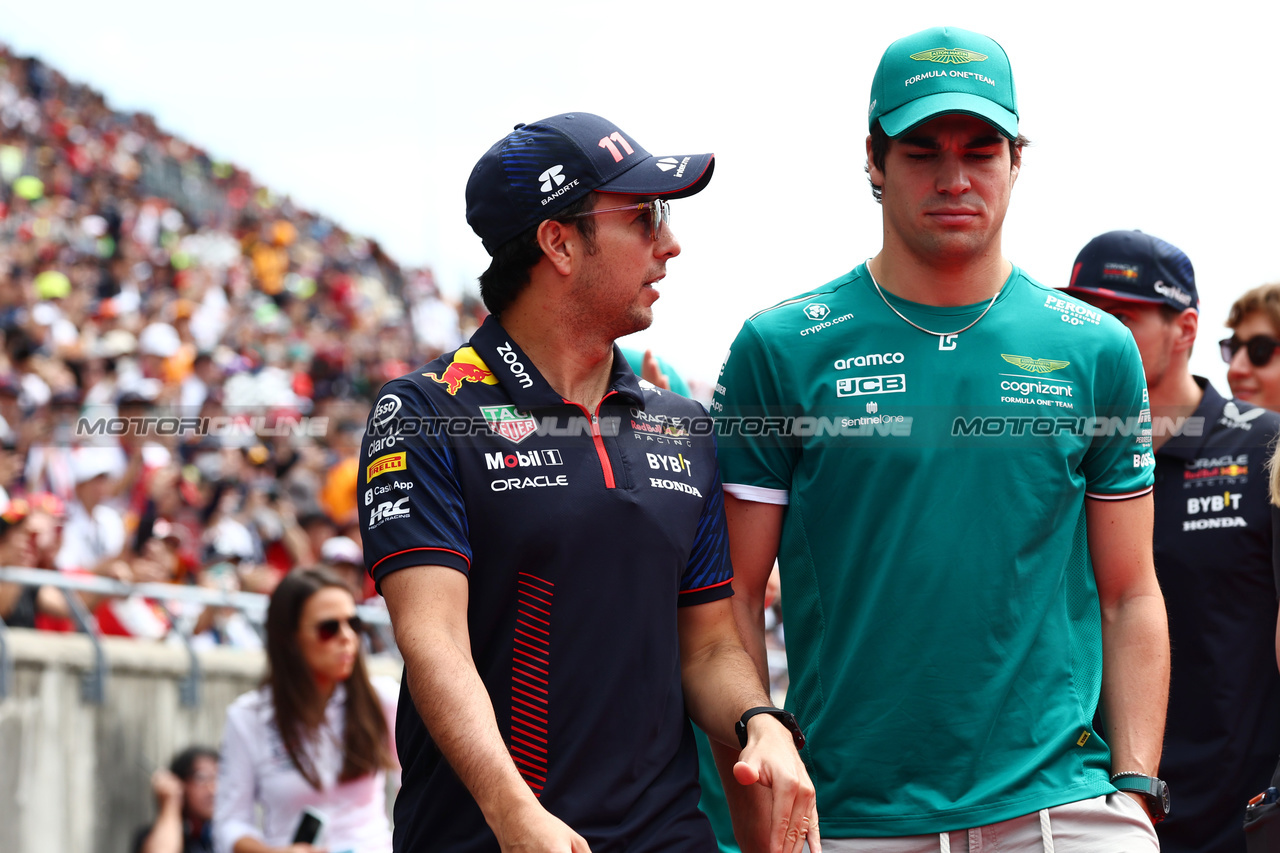GP GIAPPONE, (L to R): Sergio Perez (MEX) Red Bull Racing with Lance Stroll (CDN) Aston Martin F1 Team on the drivers' parade.

24.09.2023. Formula 1 World Championship, Rd 17, Japanese Grand Prix, Suzuka, Japan, Gara Day.

 - www.xpbimages.com, EMail: requests@xpbimages.com © Copyright: Coates / XPB Images