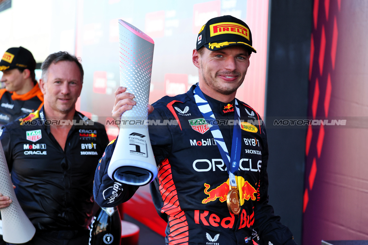 GP GIAPPONE, Gara winner Max Verstappen (NLD) Red Bull Racing celebrates on the podium.

24.09.2023. Formula 1 World Championship, Rd 17, Japanese Grand Prix, Suzuka, Japan, Gara Day.

- www.xpbimages.com, EMail: requests@xpbimages.com © Copyright: Moy / XPB Images