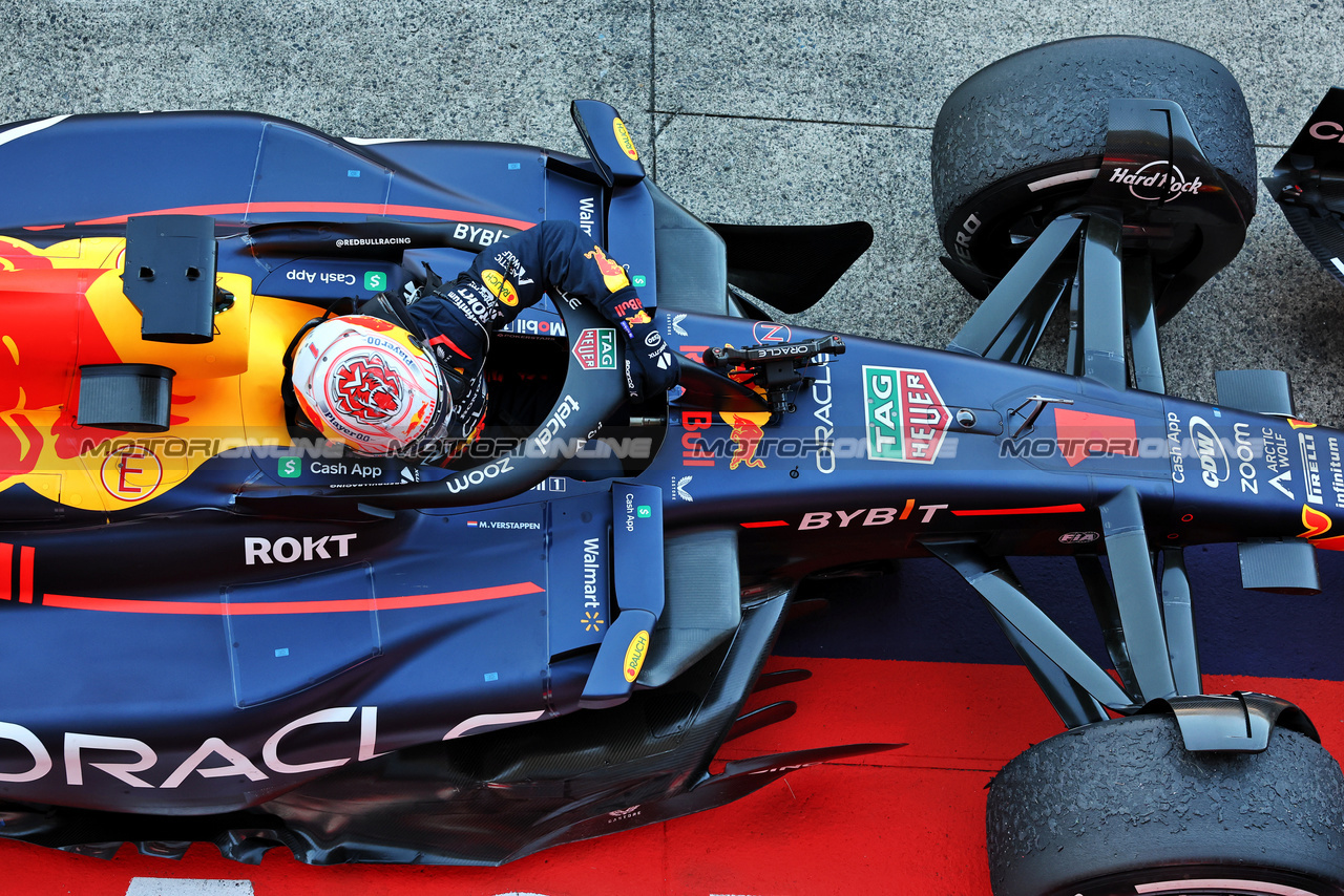 GP GIAPPONE, Gara winner Max Verstappen (NLD) Red Bull Racing RB19 in parc ferme.

24.09.2023. Formula 1 World Championship, Rd 17, Japanese Grand Prix, Suzuka, Japan, Gara Day.

- www.xpbimages.com, EMail: requests@xpbimages.com © Copyright: Moy / XPB Images