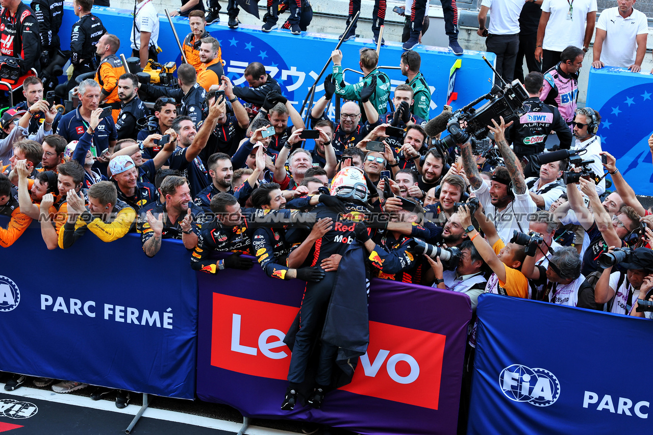 GP GIAPPONE, Gara winner Max Verstappen (NLD) Red Bull Racing celebrates with the team in parc ferme.

24.09.2023. Formula 1 World Championship, Rd 17, Japanese Grand Prix, Suzuka, Japan, Gara Day.

- www.xpbimages.com, EMail: requests@xpbimages.com © Copyright: Moy / XPB Images