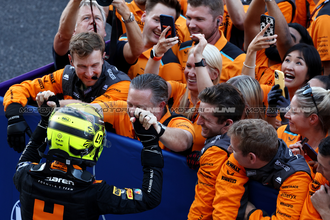 GP GIAPPONE, Lando Norris (GBR) McLaren MCL60 celebrates his second position with Zak Brown (USA) McLaren Executive Director e the team in parc ferme.

24.09.2023. Formula 1 World Championship, Rd 17, Japanese Grand Prix, Suzuka, Japan, Gara Day.

- www.xpbimages.com, EMail: requests@xpbimages.com © Copyright: Moy / XPB Images