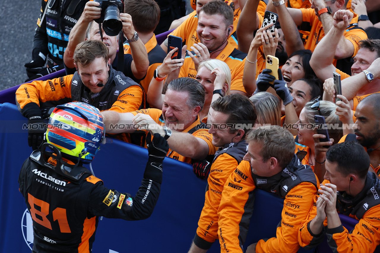 GP GIAPPONE, Oscar Piastri (AUS) McLaren celebrates his third position with Zak Brown (USA) McLaren Executive Director e the team in parc ferme.

24.09.2023. Formula 1 World Championship, Rd 17, Japanese Grand Prix, Suzuka, Japan, Gara Day.

- www.xpbimages.com, EMail: requests@xpbimages.com © Copyright: Moy / XPB Images