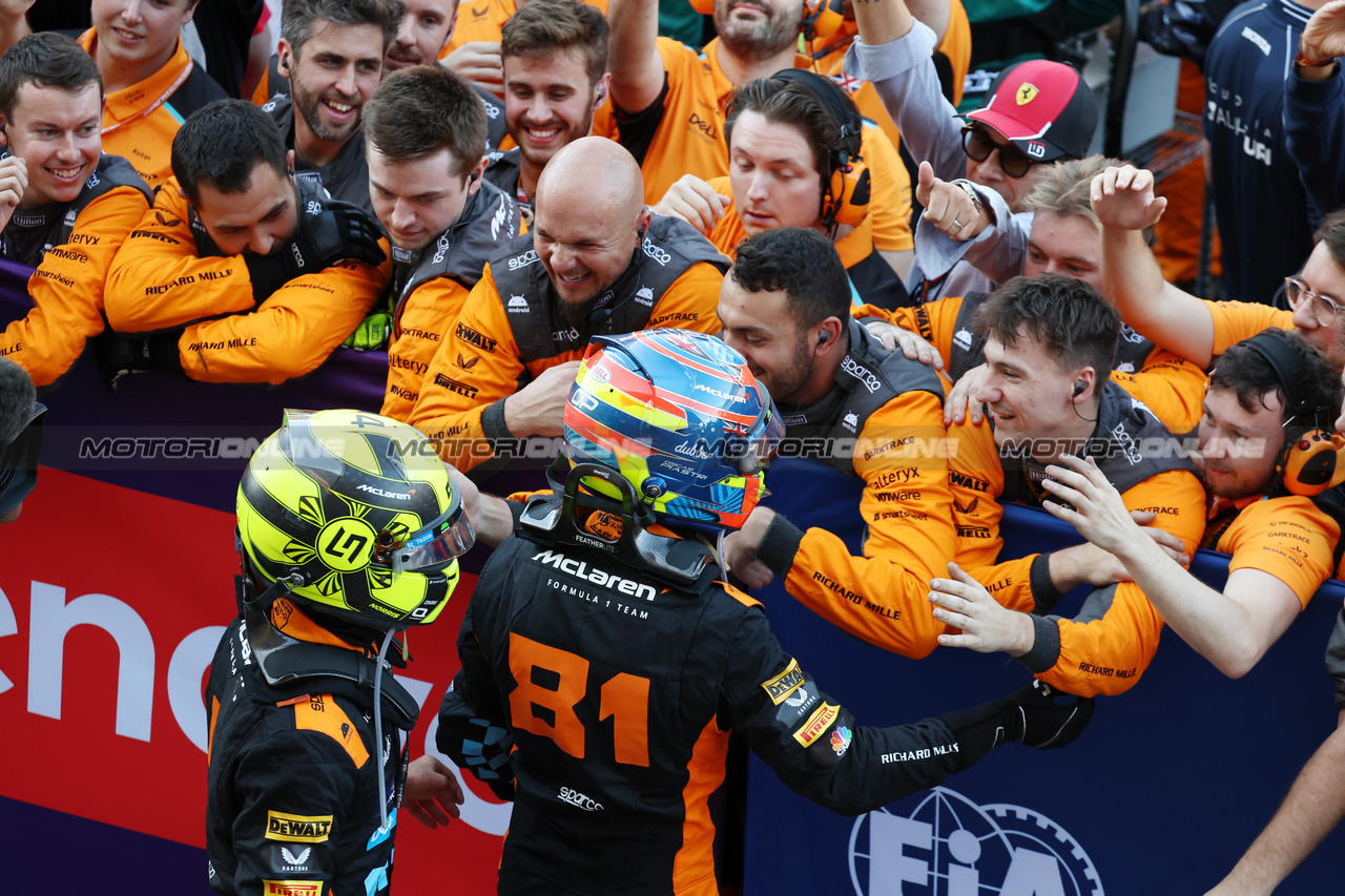 GP GIAPPONE, Oscar Piastri (AUS) McLaren celebrates his third position with the team in parc ferme.

24.09.2023. Formula 1 World Championship, Rd 17, Japanese Grand Prix, Suzuka, Japan, Gara Day.

- www.xpbimages.com, EMail: requests@xpbimages.com © Copyright: Moy / XPB Images