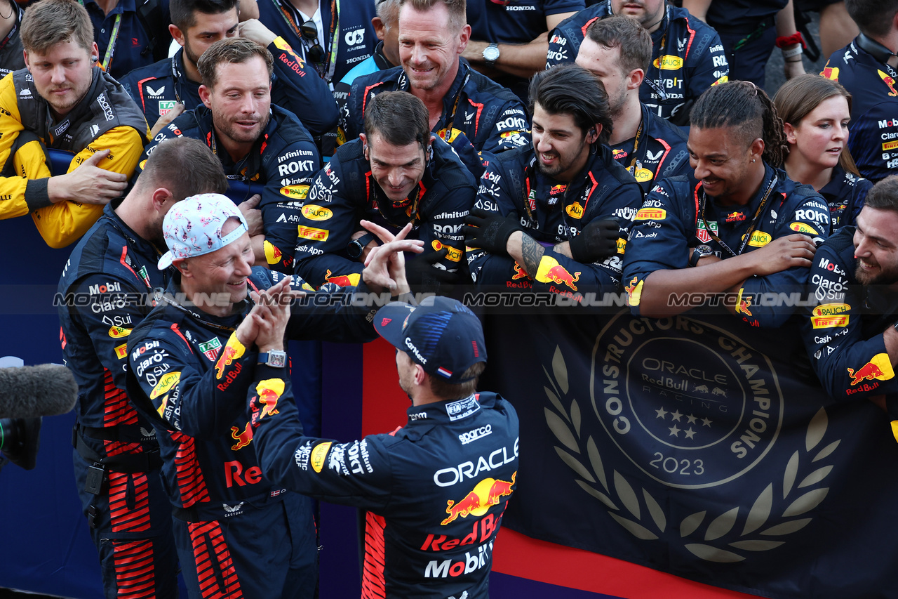 GP GIAPPONE, Gara winner Max Verstappen (NLD) Red Bull Racing celebrates winning the Constructors' Championship with the team in parc ferme.

24.09.2023. Formula 1 World Championship, Rd 17, Japanese Grand Prix, Suzuka, Japan, Gara Day.

- www.xpbimages.com, EMail: requests@xpbimages.com © Copyright: Moy / XPB Images