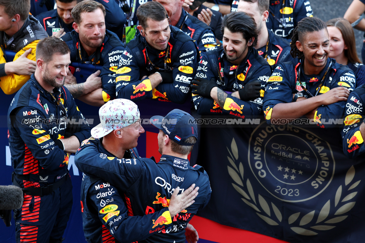 GP GIAPPONE, Gara winner Max Verstappen (NLD) Red Bull Racing celebrates winning the Constructors' Championship with the team in parc ferme.

24.09.2023. Formula 1 World Championship, Rd 17, Japanese Grand Prix, Suzuka, Japan, Gara Day.

- www.xpbimages.com, EMail: requests@xpbimages.com © Copyright: Moy / XPB Images