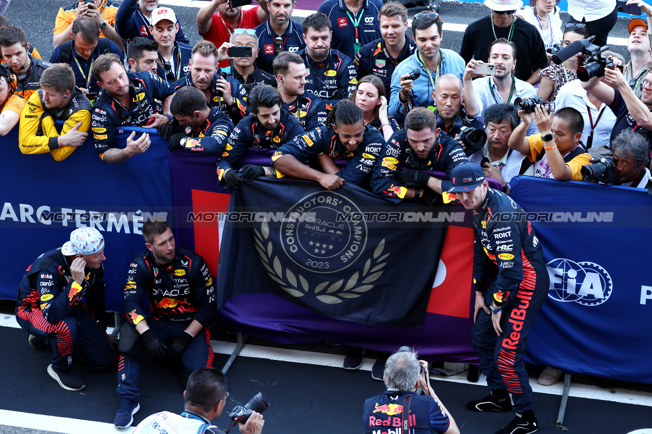 GP GIAPPONE, Gara winner Max Verstappen (NLD) Red Bull Racing celebrates winning the Constructors' Championship with the team in parc ferme.

24.09.2023. Formula 1 World Championship, Rd 17, Japanese Grand Prix, Suzuka, Japan, Gara Day.

- www.xpbimages.com, EMail: requests@xpbimages.com © Copyright: Moy / XPB Images