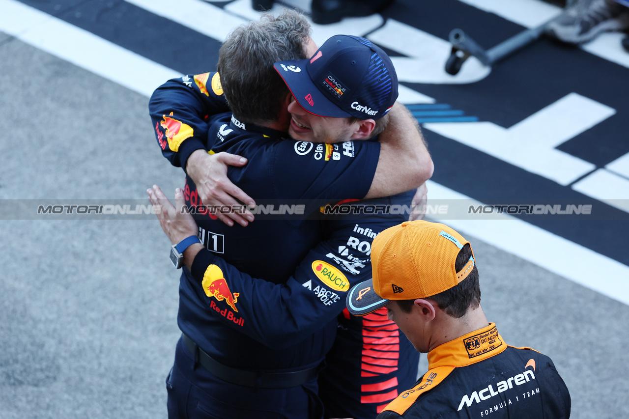 GP GIAPPONE, Gara winner Max Verstappen (NLD) Red Bull Racing celebrates with Christian Horner (GBR) Red Bull Racing Team Principal in parc ferme.

24.09.2023. Formula 1 World Championship, Rd 17, Japanese Grand Prix, Suzuka, Japan, Gara Day.

- www.xpbimages.com, EMail: requests@xpbimages.com © Copyright: Moy / XPB Images