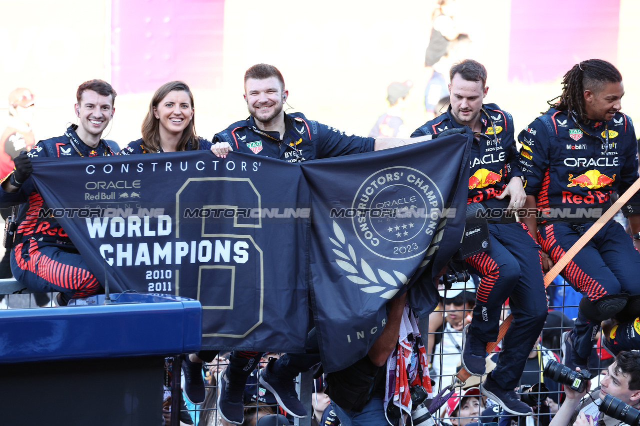 GP GIAPPONE, Red Bull Racing Team Principal celebrates winning the Constructors' Championship in parc ferme.

24.09.2023. Formula 1 World Championship, Rd 17, Japanese Grand Prix, Suzuka, Japan, Gara Day.

- www.xpbimages.com, EMail: requests@xpbimages.com © Copyright: Moy / XPB Images