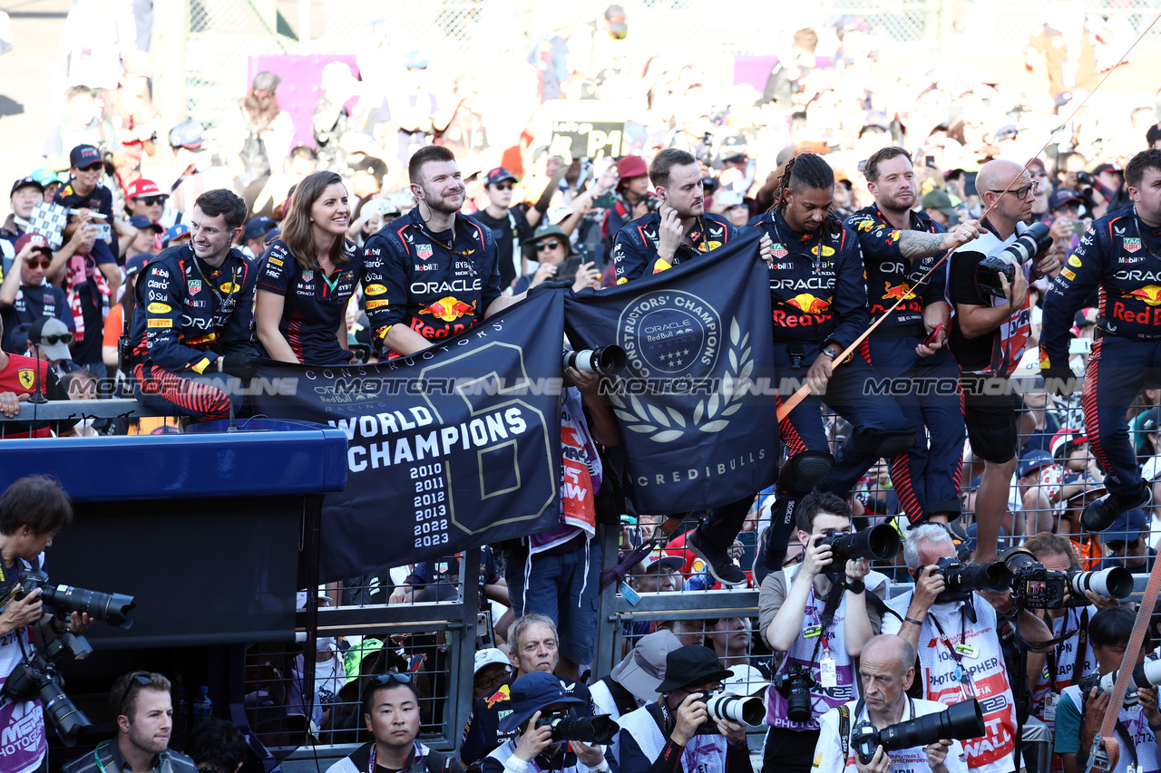 GP GIAPPONE, Red Bull Racing Team Principal celebrates winning the Constructors' Championship in parc ferme.

24.09.2023. Formula 1 World Championship, Rd 17, Japanese Grand Prix, Suzuka, Japan, Gara Day.

- www.xpbimages.com, EMail: requests@xpbimages.com © Copyright: Moy / XPB Images