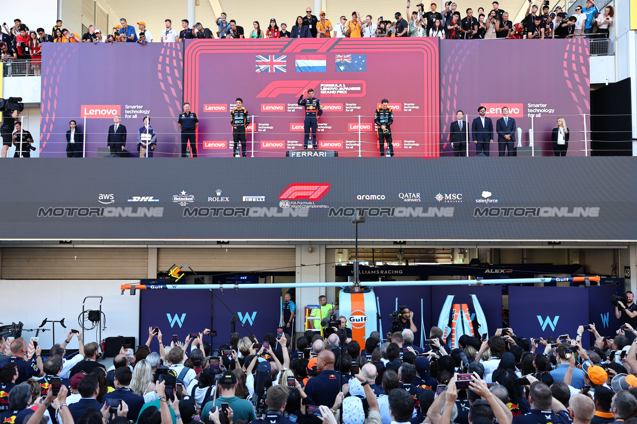 GP GIAPPONE, 1st place Max Verstappen (NLD) Red Bull Racing RB19, 2nd place Lando Norris (GBR) McLaren, 3rd place Oscar Piastri (AUS) McLaren with Christian Horner (GBR) Red Bull Racing Team Principal.
24.09.2023. Formula 1 World Championship, Rd 17, Japanese Grand Prix, Suzuka, Japan, Gara Day.
- www.xpbimages.com, EMail: requests@xpbimages.com © Copyright: Batchelor / XPB Images