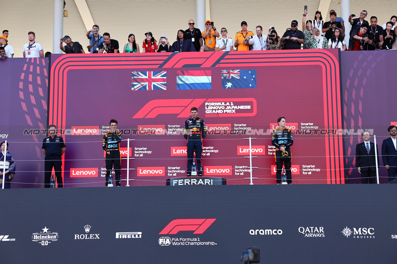 GP GIAPPONE, 1st place Max Verstappen (NLD) Red Bull Racing RB19, 2nd place Lando Norris (GBR) McLaren, 3rd place Oscar Piastri (AUS) McLaren with Christian Horner (GBR) Red Bull Racing Team Principal.
24.09.2023. Formula 1 World Championship, Rd 17, Japanese Grand Prix, Suzuka, Japan, Gara Day.
- www.xpbimages.com, EMail: requests@xpbimages.com © Copyright: Batchelor / XPB Images
