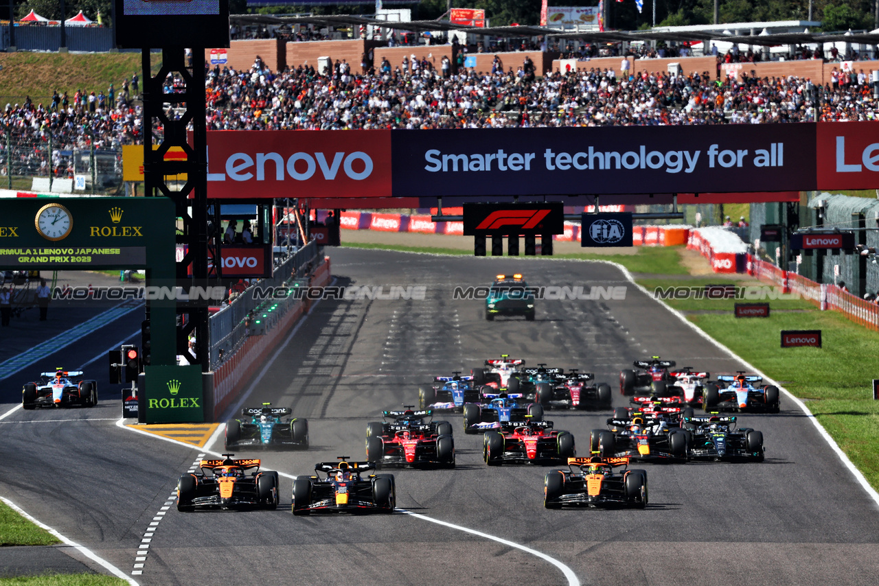 GP GIAPPONE, (L to R): Oscar Piastri (AUS) McLaren MCL60; Max Verstappen (NLD) Red Bull Racing RB19; e Lando Norris (GBR) McLaren MCL60 lead at the partenza of the race.

24.09.2023. Formula 1 World Championship, Rd 17, Japanese Grand Prix, Suzuka, Japan, Gara Day.

- www.xpbimages.com, EMail: requests@xpbimages.com © Copyright: Batchelor / XPB Images