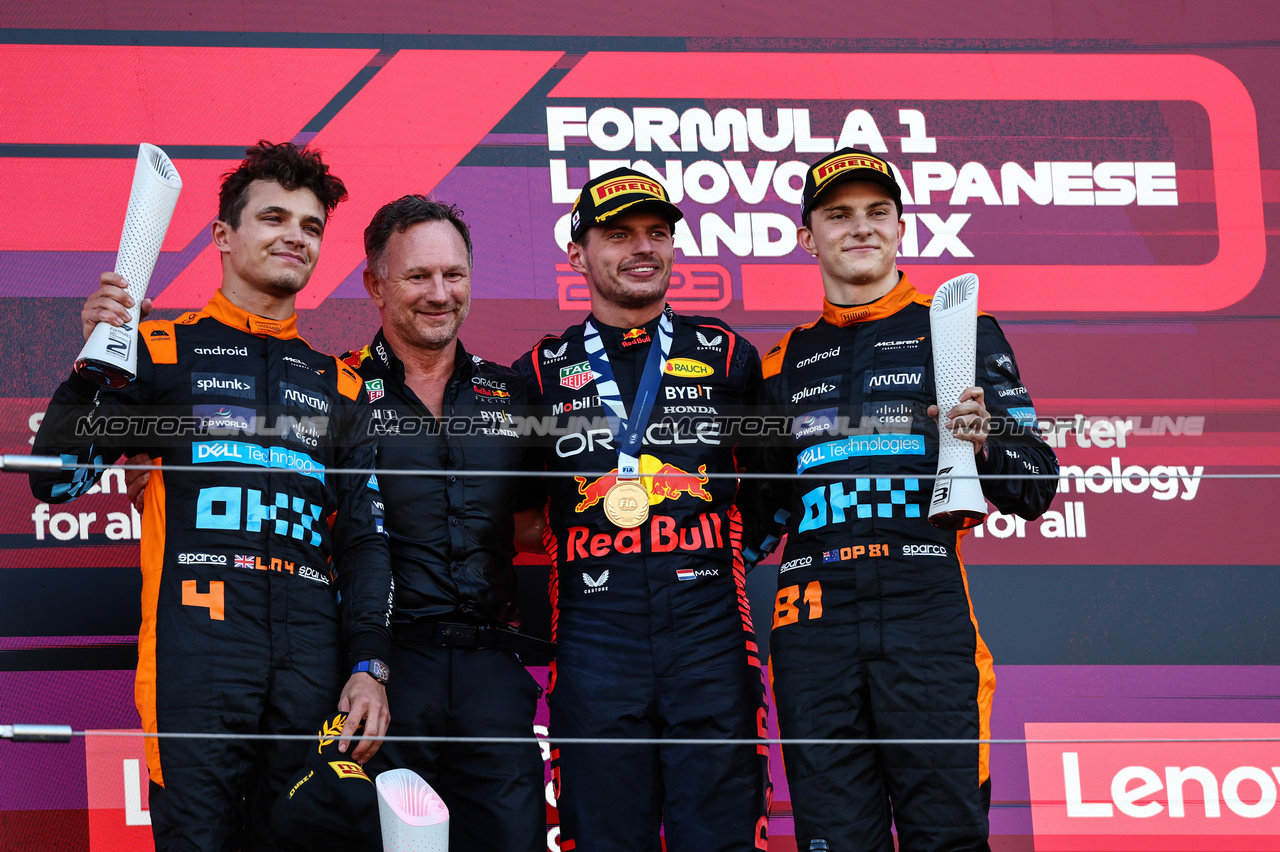 GP GIAPPONE, Lando Norris (GBR), McLaren F1 Team Oscar Piastri (AUS), McLaren Max Verstappen (NLD), Red Bull Racing Christian Horner (GBR), Red Bull Racing Team Principal  
24.09.2023. Formula 1 World Championship, Rd 17, Japanese Grand Prix, Suzuka, Japan, Gara Day.
- www.xpbimages.com, EMail: requests@xpbimages.com © Copyright: Charniaux / XPB Images