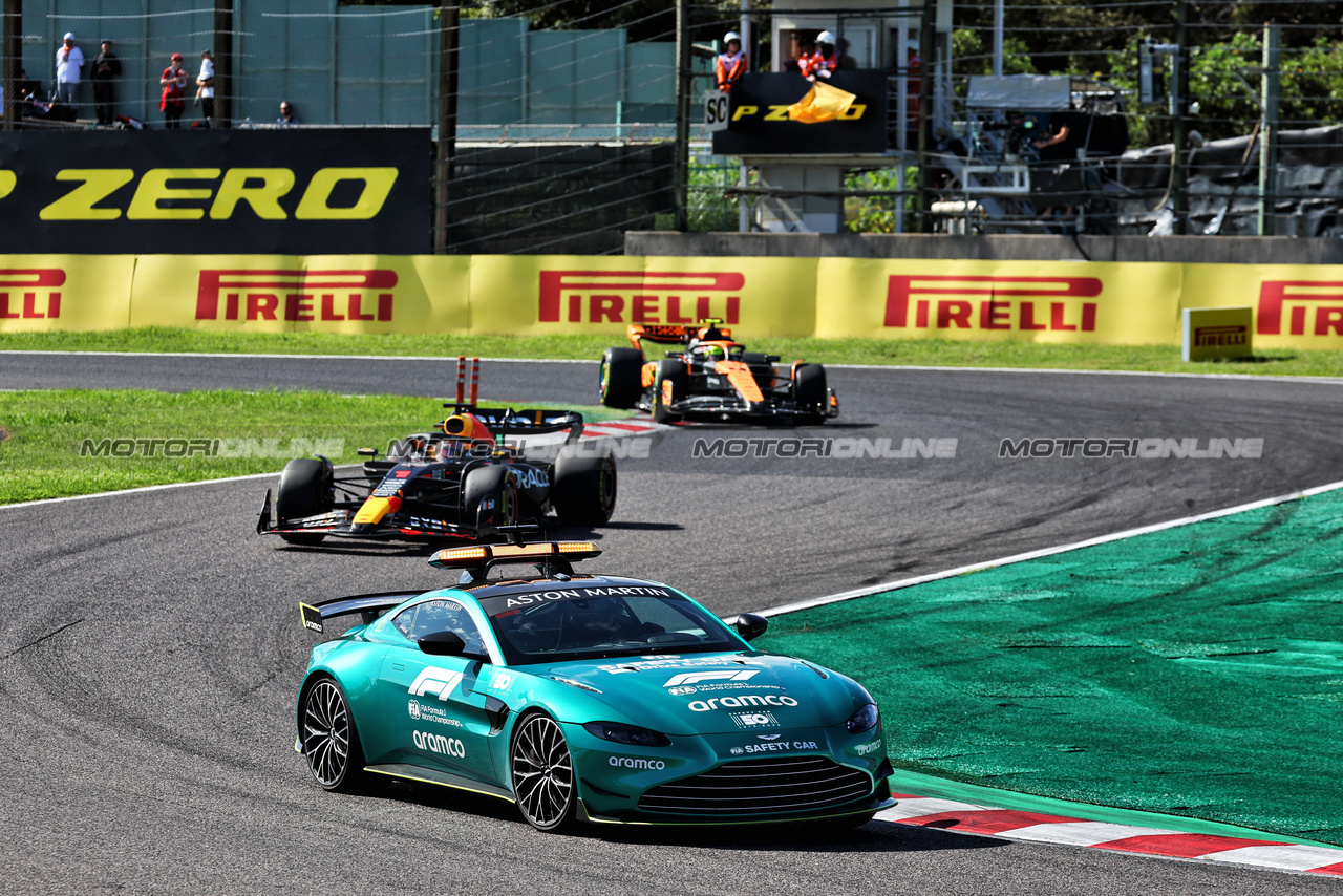 GP GIAPPONE, Max Verstappen (NLD) Red Bull Racing RB19 davanti a behind the Aston Martin FIA Safety Car.

24.09.2023. Formula 1 World Championship, Rd 17, Japanese Grand Prix, Suzuka, Japan, Gara Day.

- www.xpbimages.com, EMail: requests@xpbimages.com © Copyright: Moy / XPB Images