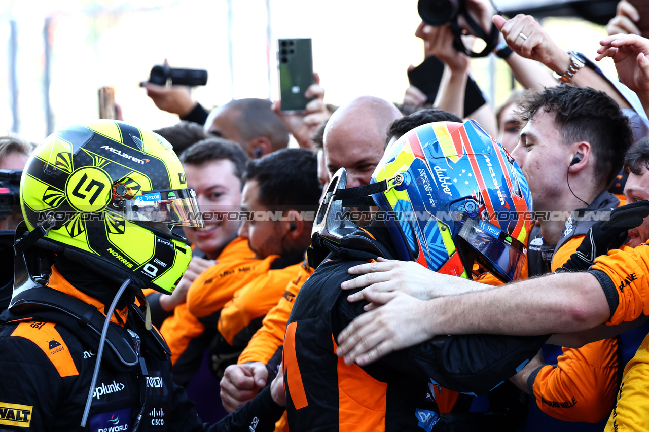 GP GIAPPONE, Oscar Piastri (AUS), McLaren e Lando Norris (GBR), McLaren F1 Team 
24.09.2023. Formula 1 World Championship, Rd 17, Japanese Grand Prix, Suzuka, Japan, Gara Day.
- www.xpbimages.com, EMail: requests@xpbimages.com © Copyright: Charniaux / XPB Images
