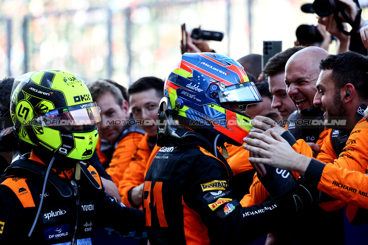 GP GIAPPONE, Lando Norris (GBR), McLaren F1 Team e Oscar Piastri (AUS), McLaren 
24.09.2023. Formula 1 World Championship, Rd 17, Japanese Grand Prix, Suzuka, Japan, Gara Day.
- www.xpbimages.com, EMail: requests@xpbimages.com © Copyright: Charniaux / XPB Images