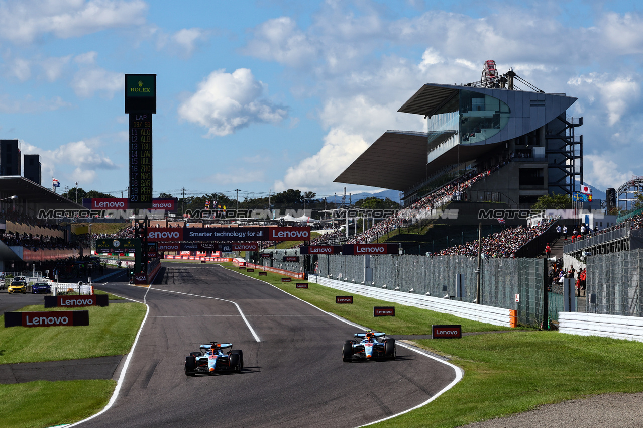 GP GIAPPONE, Alex Albon (THA), Williams F1 Team Logan Sargeant (USA), Williams F1 Team  
24.09.2023. Formula 1 World Championship, Rd 17, Japanese Grand Prix, Suzuka, Japan, Gara Day.
- www.xpbimages.com, EMail: requests@xpbimages.com © Copyright: Charniaux / XPB Images