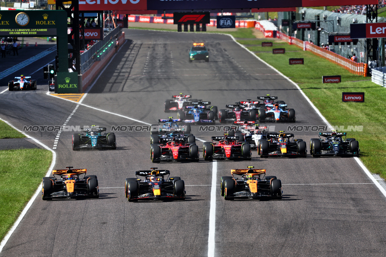 GP GIAPPONE, (L to R): Oscar Piastri (AUS) McLaren MCL60; Max Verstappen (NLD) Red Bull Racing RB19; e Lando Norris (GBR) McLaren MCL60 lead at the partenza of the race.

24.09.2023. Formula 1 World Championship, Rd 17, Japanese Grand Prix, Suzuka, Japan, Gara Day.

- www.xpbimages.com, EMail: requests@xpbimages.com © Copyright: Batchelor / XPB Images
