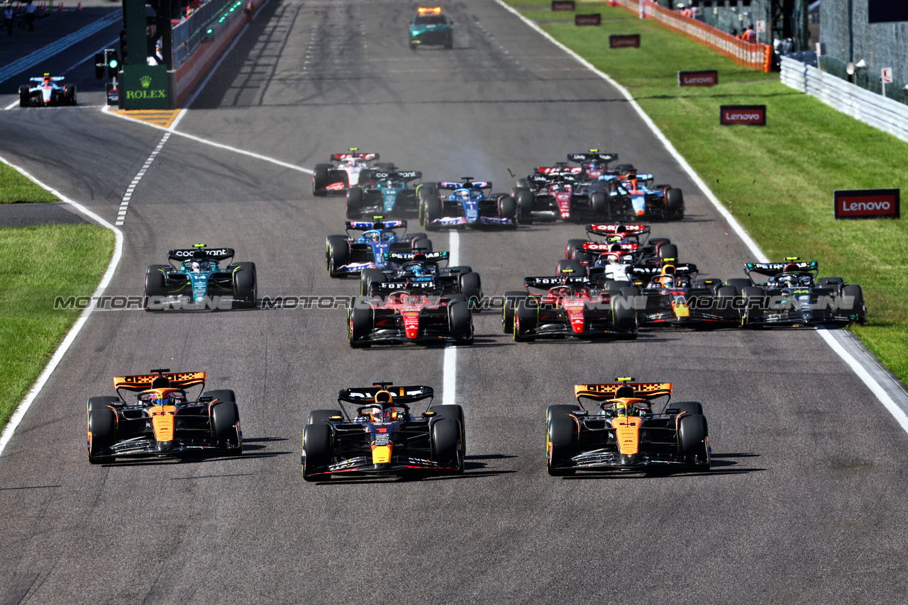 GP GIAPPONE, (L to R): Oscar Piastri (AUS) McLaren MCL60; Max Verstappen (NLD) Red Bull Racing RB19; e Lando Norris (GBR) McLaren MCL60 lead at the partenza of the race.

24.09.2023. Formula 1 World Championship, Rd 17, Japanese Grand Prix, Suzuka, Japan, Gara Day.

- www.xpbimages.com, EMail: requests@xpbimages.com © Copyright: Batchelor / XPB Images