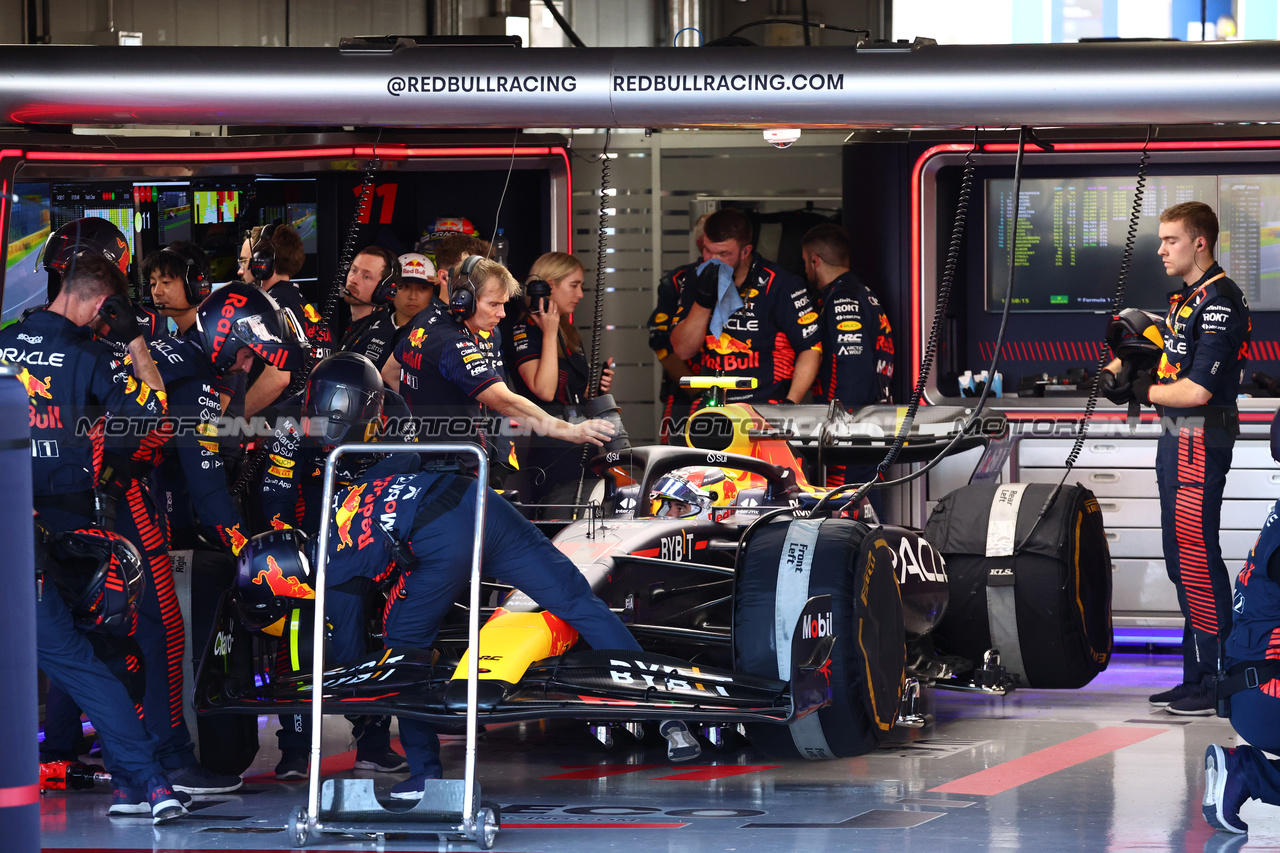 GP GIAPPONE, Sergio Perez (MEX) Red Bull Racing RB19 sits on the gar\age waiting to go back out on the track.
24.09.2023. Formula 1 World Championship, Rd 17, Japanese Grand Prix, Suzuka, Japan, Gara Day.
- www.xpbimages.com, EMail: requests@xpbimages.com © Copyright: Batchelor / XPB Images