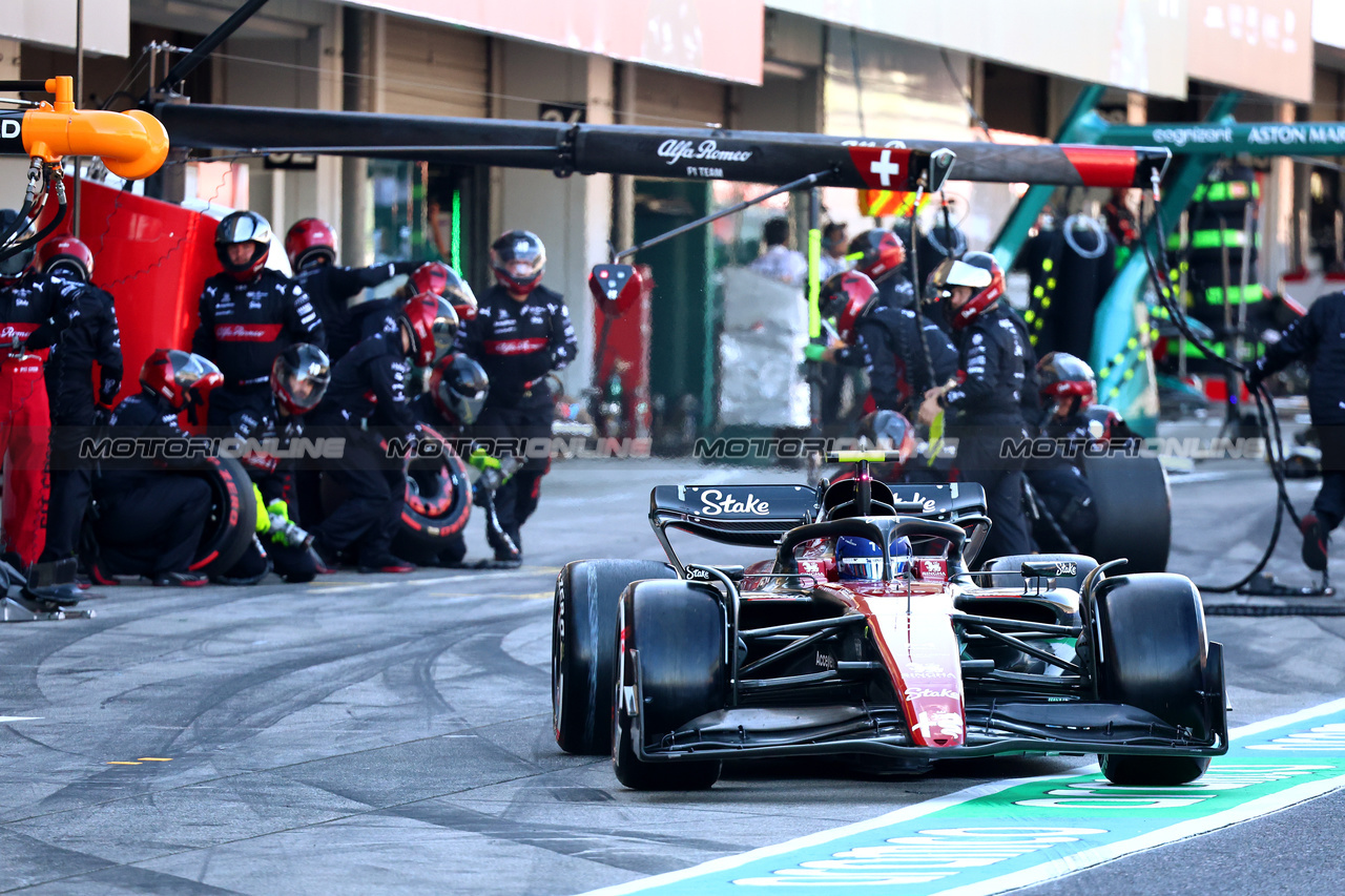 GP GIAPPONE, Zhou Guanyu  (CHN) Alfa Romeo F1 Team C43.
24.09.2023. Formula 1 World Championship, Rd 17, Japanese Grand Prix, Suzuka, Japan, Gara Day.
- www.xpbimages.com, EMail: requests@xpbimages.com © Copyright: Batchelor / XPB Images