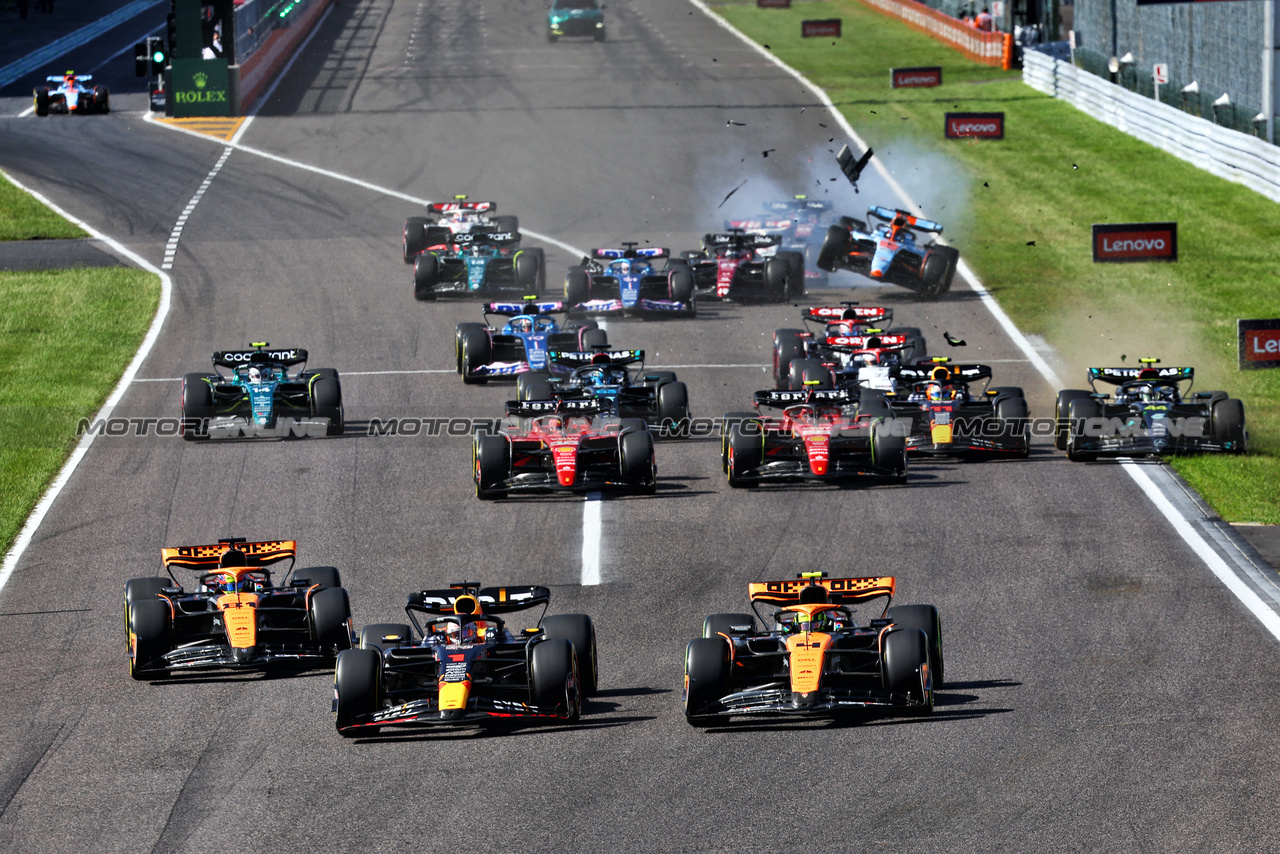 GP GIAPPONE, (L to R): Max Verstappen (NLD) Red Bull Racing RB19 e Lando Norris (GBR) McLaren MCL60 lead at the partenza of the race. Lewis Hamilton (GBR) Mercedes AMG F1 W14 runs wide e Alexander Albon (THA) Williams Racing FW45 airborne.

24.09.2023. Formula 1 World Championship, Rd 17, Japanese Grand Prix, Suzuka, Japan, Gara Day.

- www.xpbimages.com, EMail: requests@xpbimages.com © Copyright: Batchelor / XPB Images