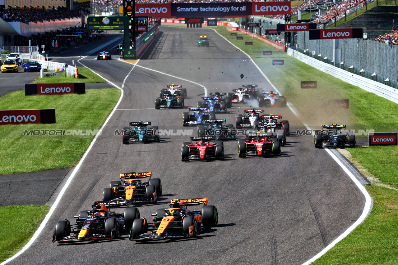 GP GIAPPONE, (L to R): Max Verstappen (NLD) Red Bull Racing RB19 e Lando Norris (GBR) McLaren MCL60 lead at the partenza of the race. Lewis Hamilton (GBR) Mercedes AMG F1 W14 runs wide.

24.09.2023. Formula 1 World Championship, Rd 17, Japanese Grand Prix, Suzuka, Japan, Gara Day.

- www.xpbimages.com, EMail: requests@xpbimages.com © Copyright: Batchelor / XPB Images
