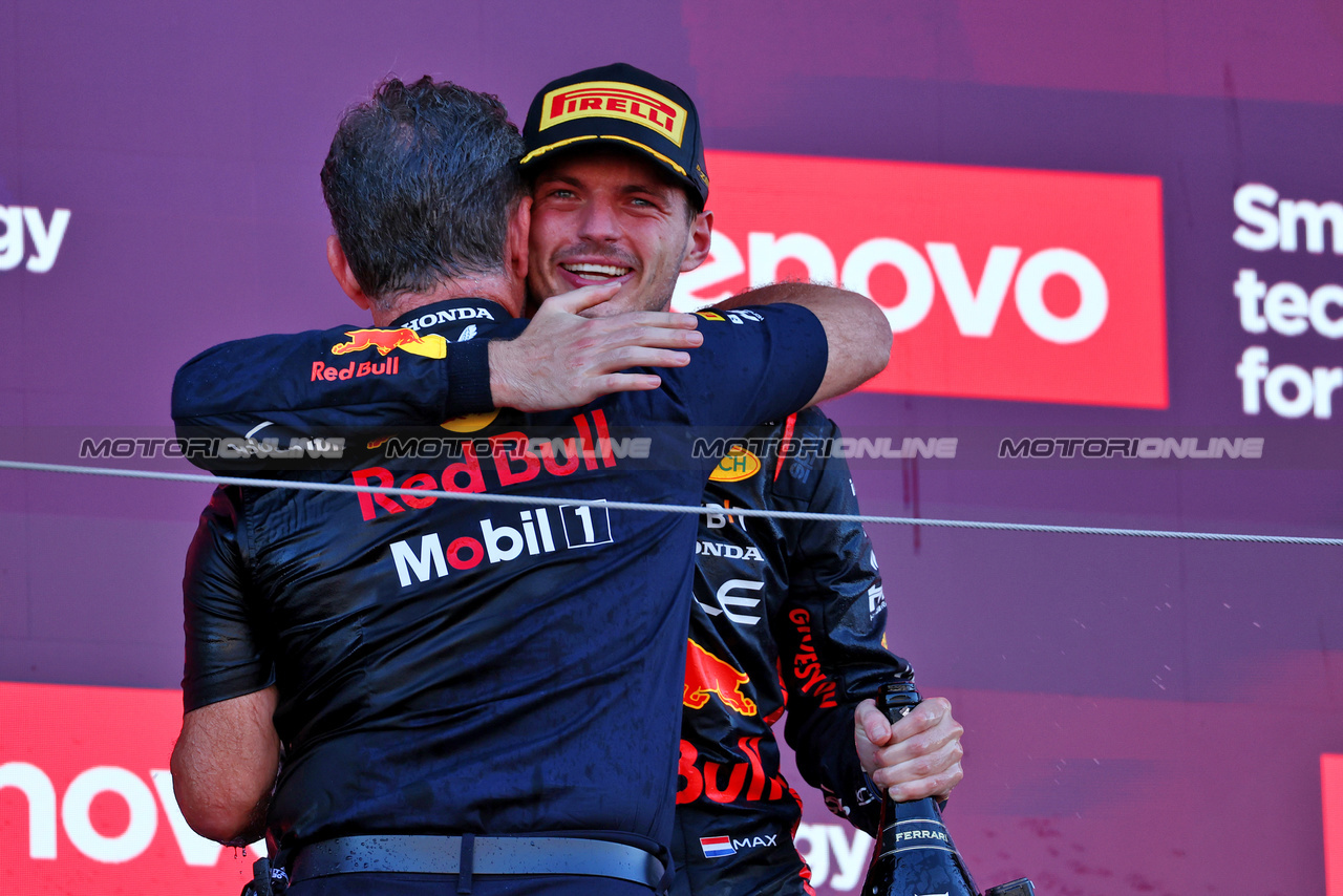 GP GIAPPONE, vincitore Max Verstappen (NLD) Red Bull Racing celebrates on the podium with Christian Horner (GBR) Red Bull Racing Team Principal.

24.09.2023. Formula 1 World Championship, Rd 17, Japanese Grand Prix, Suzuka, Japan, Gara Day.

 - www.xpbimages.com, EMail: requests@xpbimages.com © Copyright: Coates / XPB Images