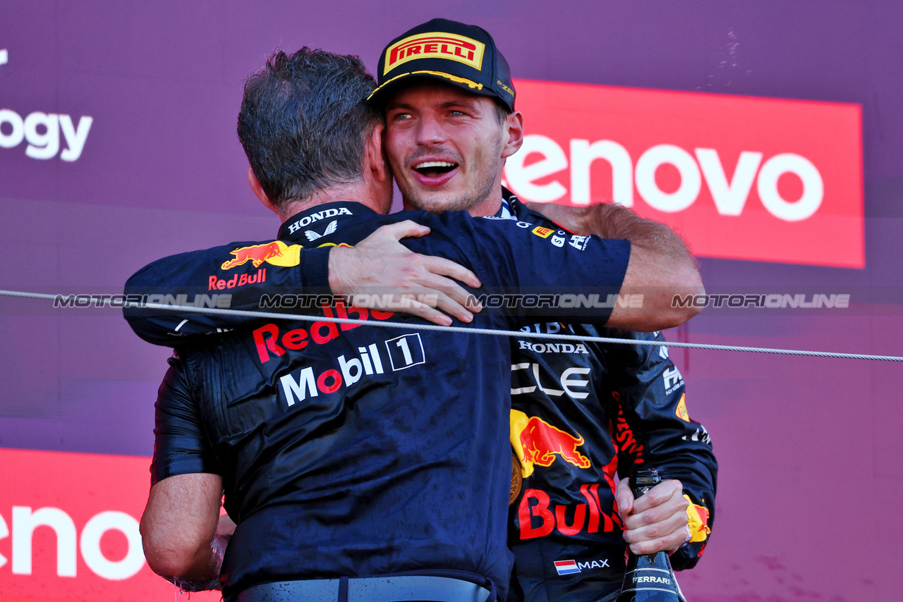 GP GIAPPONE, vincitore Max Verstappen (NLD) Red Bull Racing celebrates on the podium with Christian Horner (GBR) Red Bull Racing Team Principal.

24.09.2023. Formula 1 World Championship, Rd 17, Japanese Grand Prix, Suzuka, Japan, Gara Day.

 - www.xpbimages.com, EMail: requests@xpbimages.com © Copyright: Coates / XPB Images