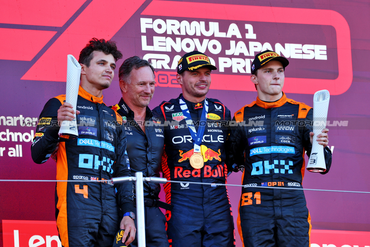 GP GIAPPONE, The podium (L to R): Lando Norris (GBR) McLaren, second; Christian Horner (GBR) Red Bull Racing Team Principal; Max Verstappen (NLD) Red Bull Racing, vincitore; Oscar Piastri (AUS) McLaren, third.

24.09.2023. Formula 1 World Championship, Rd 17, Japanese Grand Prix, Suzuka, Japan, Gara Day.

 - www.xpbimages.com, EMail: requests@xpbimages.com © Copyright: Coates / XPB Images