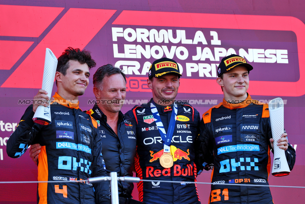 GP GIAPPONE, The podium (L to R): Lando Norris (GBR) McLaren, second; Christian Horner (GBR) Red Bull Racing Team Principal; Max Verstappen (NLD) Red Bull Racing, vincitore; Oscar Piastri (AUS) McLaren, third.

24.09.2023. Formula 1 World Championship, Rd 17, Japanese Grand Prix, Suzuka, Japan, Gara Day.

 - www.xpbimages.com, EMail: requests@xpbimages.com © Copyright: Coates / XPB Images