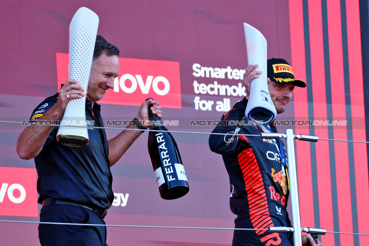 GP GIAPPONE, (L to R): Christian Horner (GBR) Red Bull Racing Team Principal celebrates on the podium with vincitore Max Verstappen (NLD) Red Bull Racing.

24.09.2023. Formula 1 World Championship, Rd 17, Japanese Grand Prix, Suzuka, Japan, Gara Day.

 - www.xpbimages.com, EMail: requests@xpbimages.com © Copyright: Coates / XPB Images