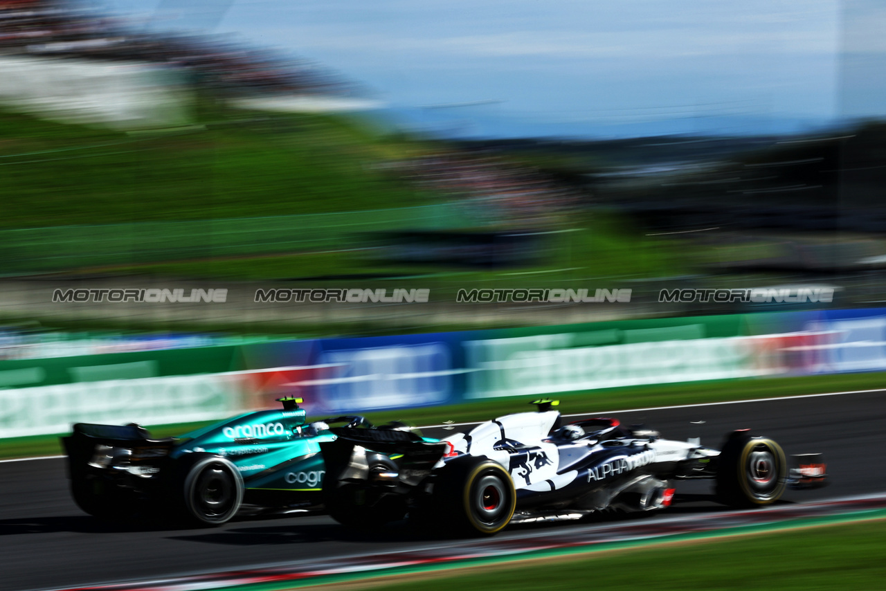 GP GIAPPONE, Yuki Tsunoda (JPN) AlphaTauri AT04 e Fernando Alonso (ESP) Aston Martin F1 Team AMR23 battle for position.

24.09.2023. Formula 1 World Championship, Rd 17, Japanese Grand Prix, Suzuka, Japan, Gara Day.

 - www.xpbimages.com, EMail: requests@xpbimages.com © Copyright: Coates / XPB Images