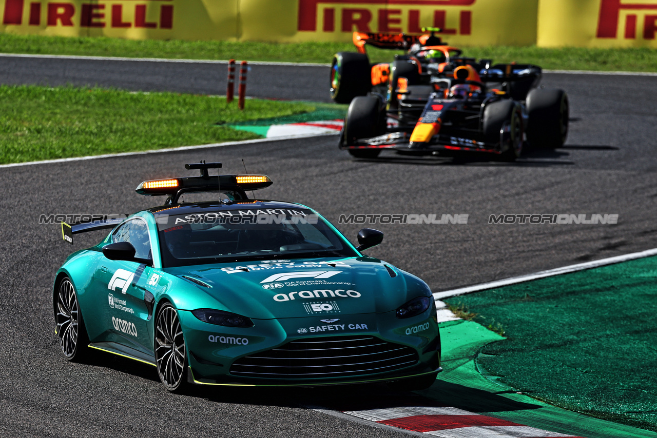 GP GIAPPONE, Max Verstappen (NLD) Red Bull Racing RB19 davanti a behind the Aston Martin FIA Safety Car.

24.09.2023. Formula 1 World Championship, Rd 17, Japanese Grand Prix, Suzuka, Japan, Gara Day.

- www.xpbimages.com, EMail: requests@xpbimages.com © Copyright: Moy / XPB Images