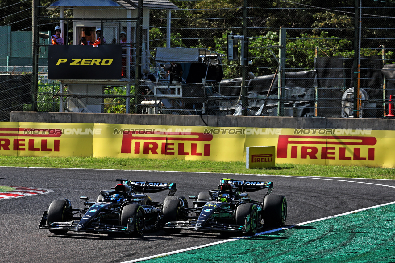 GP GIAPPONE, George Russell (GBR) Mercedes AMG F1 W14 e team mate Lewis Hamilton (GBR) Mercedes AMG F1 W14 battle for position.

24.09.2023. Formula 1 World Championship, Rd 17, Japanese Grand Prix, Suzuka, Japan, Gara Day.

- www.xpbimages.com, EMail: requests@xpbimages.com © Copyright: Moy / XPB Images