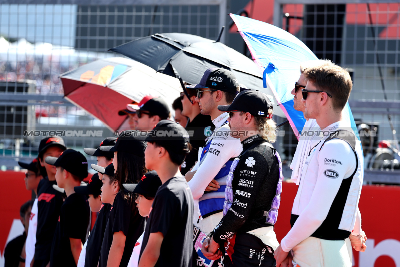 GP GIAPPONE, Esteban Ocon (FRA) Alpine F1 Team e Valtteri Bottas (FIN) Alfa Romeo F1 Team on the grid.

24.09.2023. Formula 1 World Championship, Rd 17, Japanese Grand Prix, Suzuka, Japan, Gara Day.

- www.xpbimages.com, EMail: requests@xpbimages.com © Copyright: Moy / XPB Images