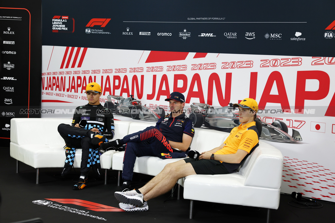 GP GIAPPONE, (L to R): Lando Norris (GBR) McLaren; Max Verstappen (NLD) Red Bull Racing; e Oscar Piastri (AUS) McLaren, in the post race FIA Press Conference.

24.09.2023. Formula 1 World Championship, Rd 17, Japanese Grand Prix, Suzuka, Japan, Gara Day.

- www.xpbimages.com, EMail: requests@xpbimages.com © Copyright: Moy / XPB Images