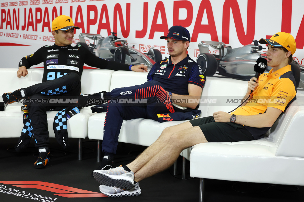 GP GIAPPONE, (L to R): Lando Norris (GBR) McLaren; Max Verstappen (NLD) Red Bull Racing; e Oscar Piastri (AUS) McLaren, in the post race FIA Press Conference.

24.09.2023. Formula 1 World Championship, Rd 17, Japanese Grand Prix, Suzuka, Japan, Gara Day.

- www.xpbimages.com, EMail: requests@xpbimages.com © Copyright: Moy / XPB Images