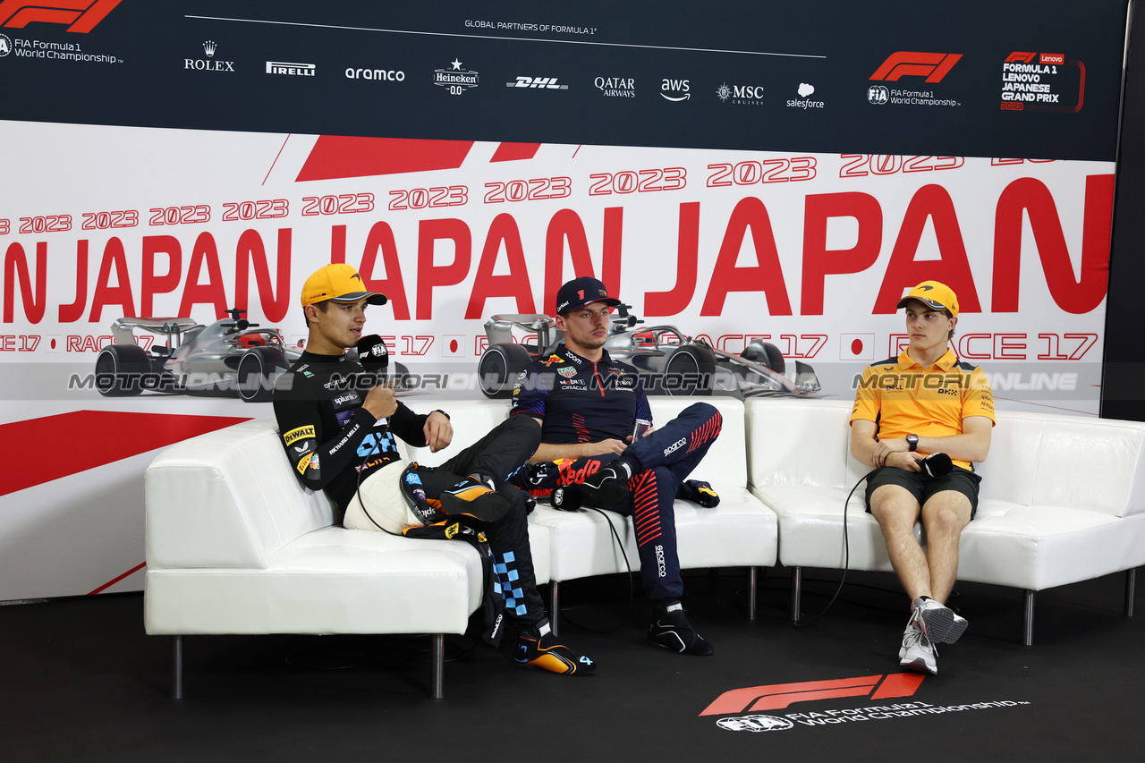GP GIAPPONE, (L to R): Lando Norris (GBR) McLaren; Max Verstappen (NLD) Red Bull Racing; e Oscar Piastri (AUS) McLaren, in the post race FIA Press Conference.

24.09.2023. Formula 1 World Championship, Rd 17, Japanese Grand Prix, Suzuka, Japan, Gara Day.

- www.xpbimages.com, EMail: requests@xpbimages.com © Copyright: Moy / XPB Images