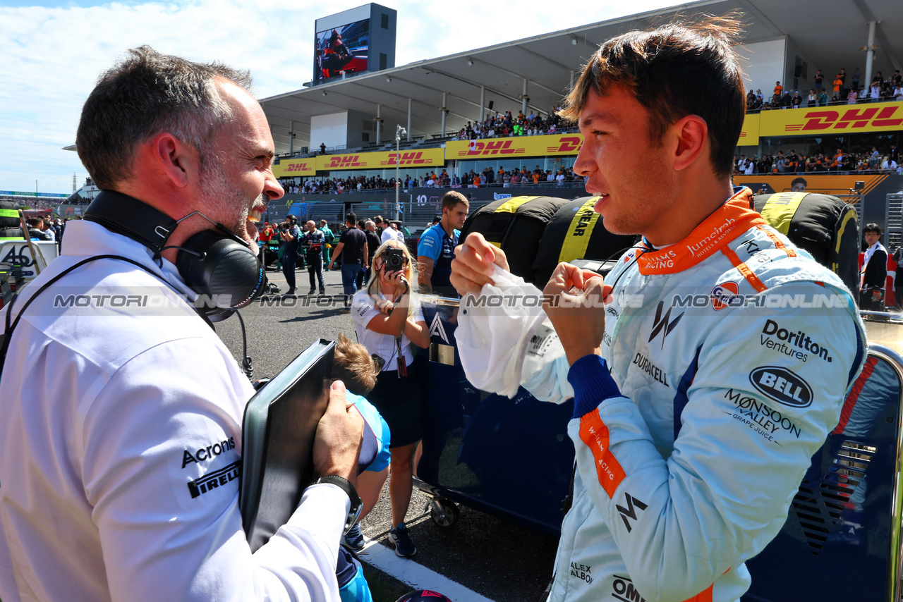 GP GIAPPONE, (L to R): James Urwin (GBR) Williams Racing Gara Engineer with Alexander Albon (THA) Williams Racing on the grid.

24.09.2023. Formula 1 World Championship, Rd 17, Japanese Grand Prix, Suzuka, Japan, Gara Day.

- www.xpbimages.com, EMail: requests@xpbimages.com © Copyright: Batchelor / XPB Images