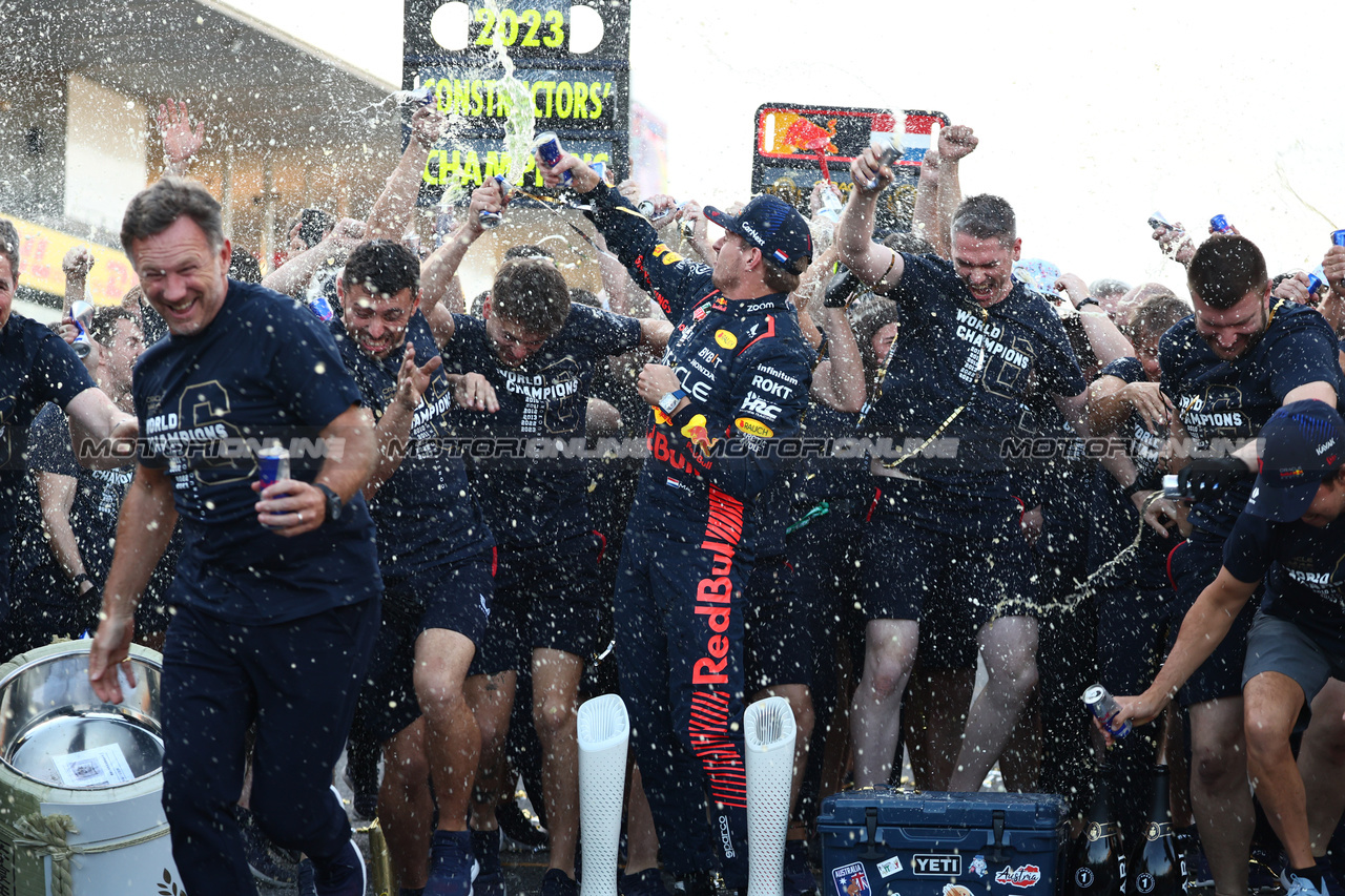 GP GIAPPONE, Max Verstappen (NLD) Red Bull Racing RB19 celebrates with the team  with Sergio Perez (MEX) Red Bull Racing RB19 e Christian Horner (GBR) Red Bull Racing Team Principal after winning the 2023 Constructors Championship.
24.09.2023. Formula 1 World Championship, Rd 17, Japanese Grand Prix, Suzuka, Japan, Gara Day.
- www.xpbimages.com, EMail: requests@xpbimages.com © Copyright: Batchelor / XPB Images