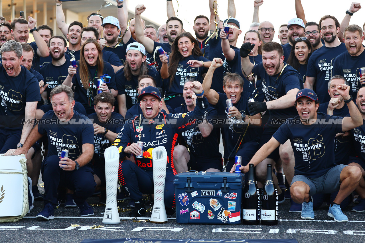 GP GIAPPONE, Max Verstappen (NLD) Red Bull Racing RB19 celebrates with the team  with Sergio Perez (MEX) Red Bull Racing RB19 e Christian Horner (GBR) Red Bull Racing Team Principal after winning the 2023 Constructors Championship.
24.09.2023. Formula 1 World Championship, Rd 17, Japanese Grand Prix, Suzuka, Japan, Gara Day.
- www.xpbimages.com, EMail: requests@xpbimages.com © Copyright: Batchelor / XPB Images