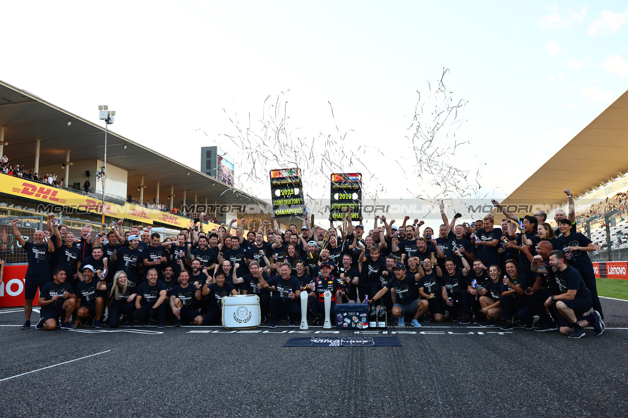 GP GIAPPONE, Max Verstappen (NLD) Red Bull Racing RB19 celebrates with the team  with Sergio Perez (MEX) Red Bull Racing RB19 e Christian Horner (GBR) Red Bull Racing Team Principal after winning the 2023 Constructors Championship.
24.09.2023. Formula 1 World Championship, Rd 17, Japanese Grand Prix, Suzuka, Japan, Gara Day.
- www.xpbimages.com, EMail: requests@xpbimages.com © Copyright: Batchelor / XPB Images