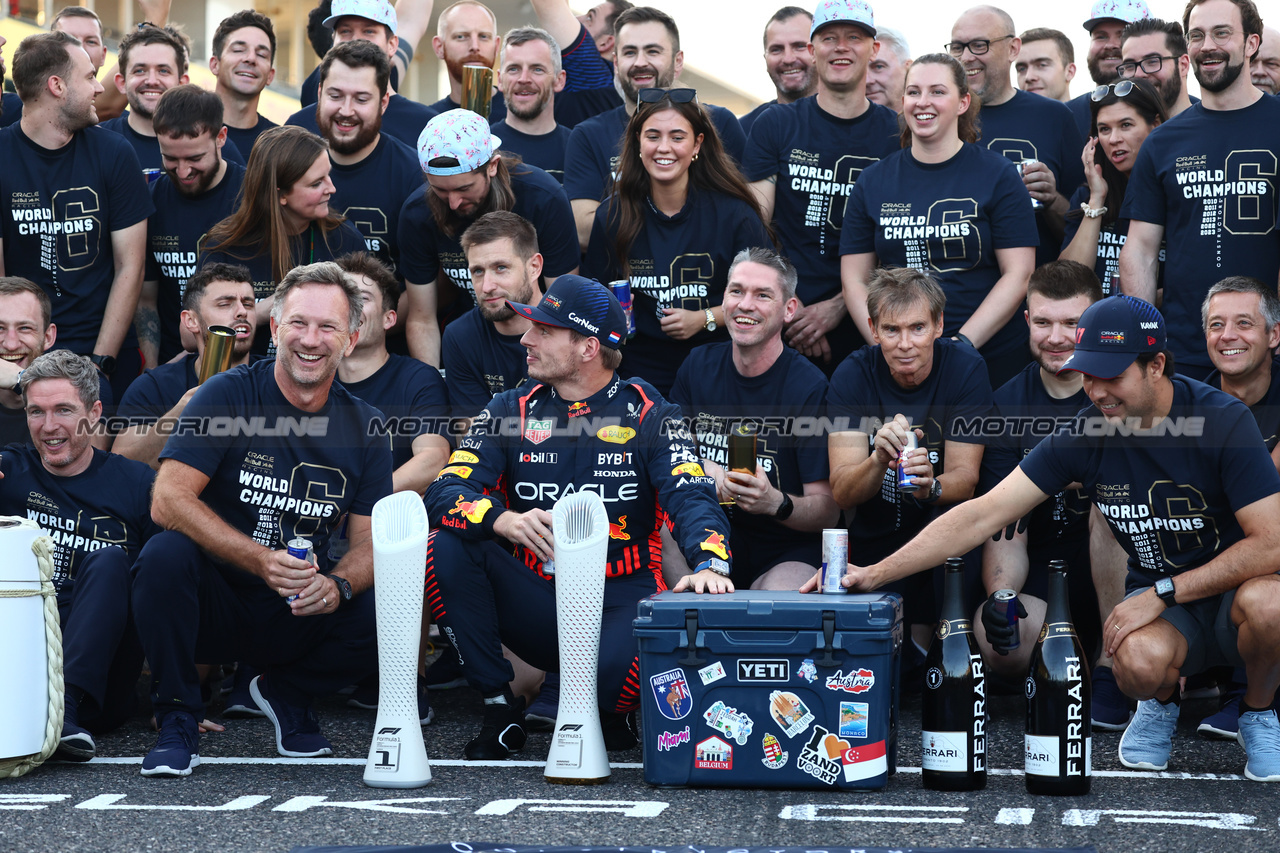GP GIAPPONE, Max Verstappen (NLD) Red Bull Racing RB19 celebrates with the team  with Sergio Perez (MEX) Red Bull Racing RB19 e Christian Horner (GBR) Red Bull Racing Team Principal after winning the 2023 Constructors Championship.
24.09.2023. Formula 1 World Championship, Rd 17, Japanese Grand Prix, Suzuka, Japan, Gara Day.
- www.xpbimages.com, EMail: requests@xpbimages.com © Copyright: Batchelor / XPB Images