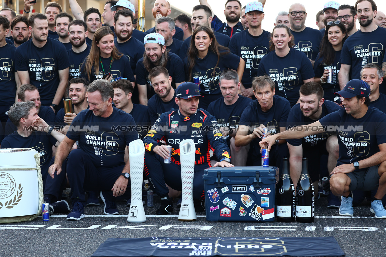 GP GIAPPONE, Max Verstappen (NLD) Red Bull Racing RB19 celebrates with the team  with Sergio Perez (MEX) Red Bull Racing RB19 e Christian Horner (GBR) Red Bull Racing Team Principal after winning the 2023 Constructors Championship.
24.09.2023. Formula 1 World Championship, Rd 17, Japanese Grand Prix, Suzuka, Japan, Gara Day.
- www.xpbimages.com, EMail: requests@xpbimages.com © Copyright: Batchelor / XPB Images