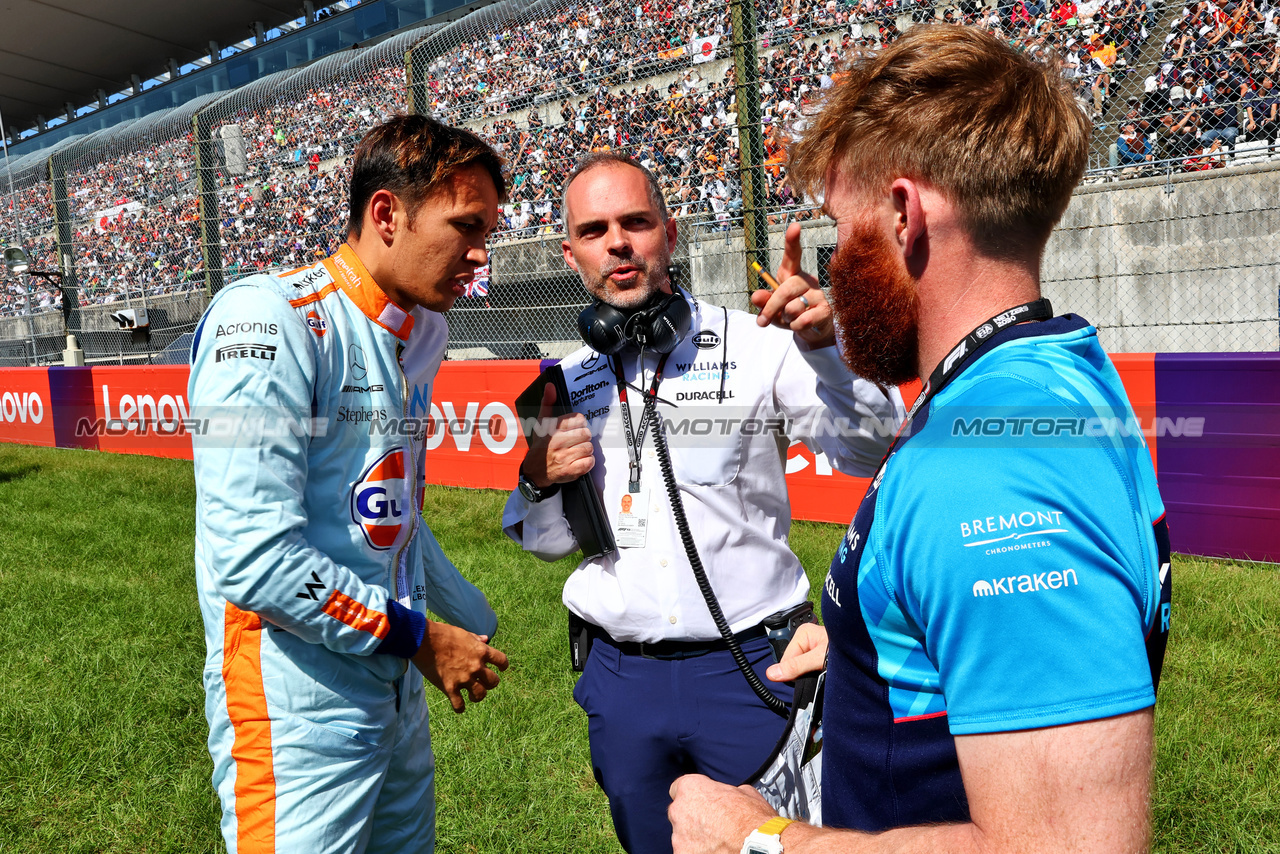 GP GIAPPONE, Alexander Albon (THA) Williams Racing with James Urwin (GBR) Williams Racing Gara Engineer e Patrick Harding (GBR) Williams Racing Personal Trainer on the grid.

24.09.2023. Formula 1 World Championship, Rd 17, Japanese Grand Prix, Suzuka, Japan, Gara Day.

- www.xpbimages.com, EMail: requests@xpbimages.com © Copyright: Batchelor / XPB Images