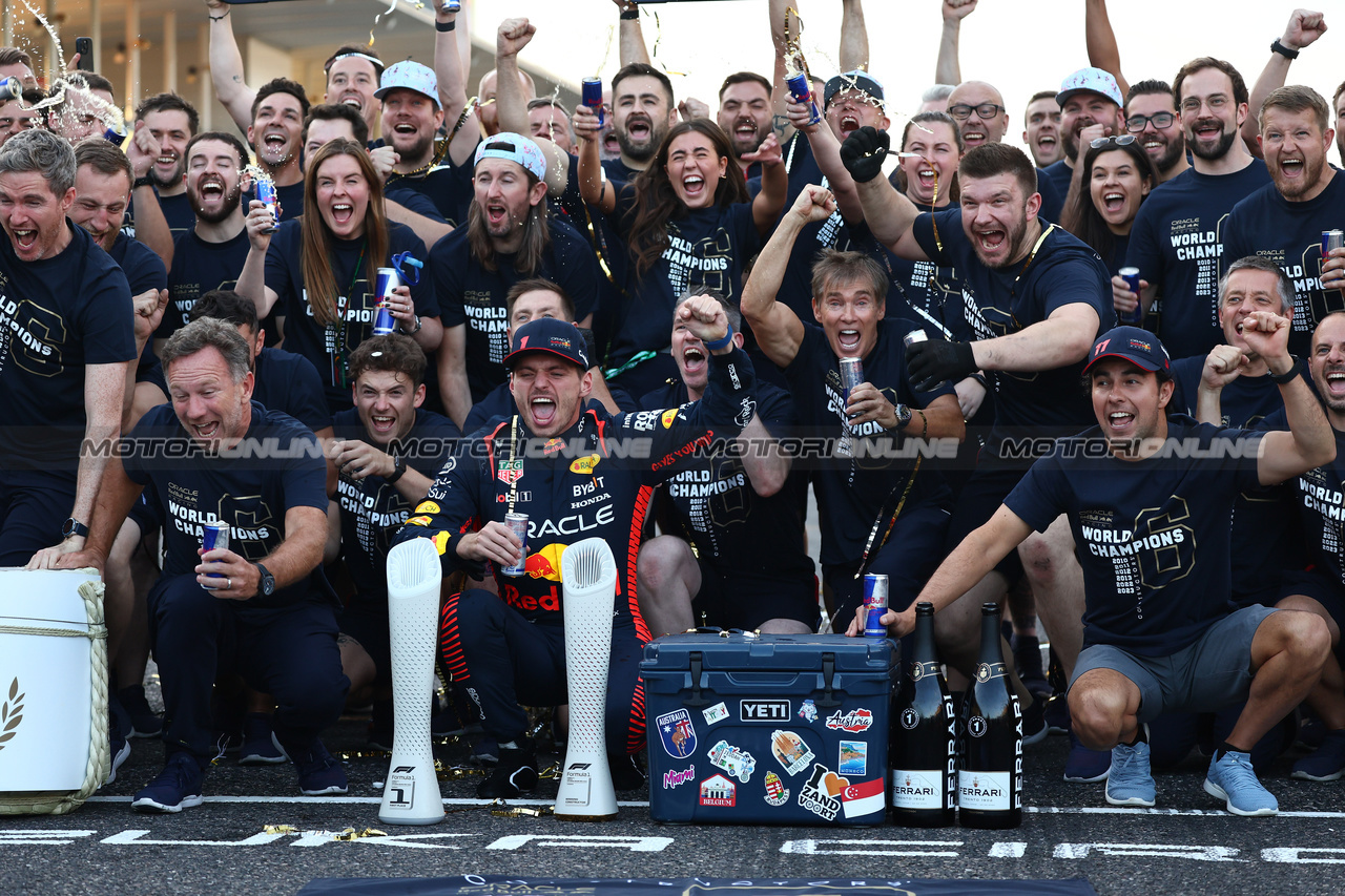 GP GIAPPONE, Max Verstappen (NLD) Red Bull Racing RB19 celebrates with the team  with Sergio Perez (MEX) Red Bull Racing RB19 e Christian Horner (GBR) Red Bull Racing Team Principal after winning the 2023 Constructors Championship.
24.09.2023. Formula 1 World Championship, Rd 17, Japanese Grand Prix, Suzuka, Japan, Gara Day.
- www.xpbimages.com, EMail: requests@xpbimages.com © Copyright: Batchelor / XPB Images