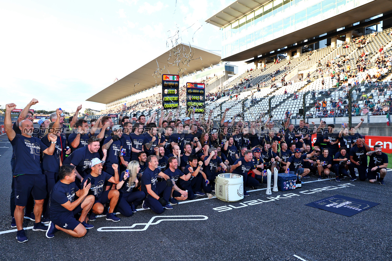 GP GIAPPONE, Red Bull Racing celebrate winning the Constructors' Championship.

24.09.2023. Formula 1 World Championship, Rd 17, Japanese Grand Prix, Suzuka, Japan, Gara Day.

 - www.xpbimages.com, EMail: requests@xpbimages.com © Copyright: Coates / XPB Images