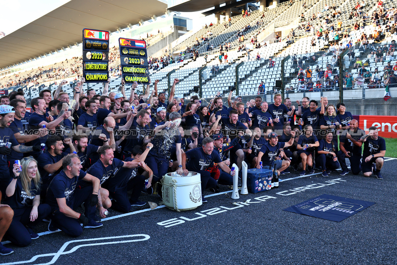 GP GIAPPONE, Red Bull Racing celebrate winning the Constructors' Championship.

24.09.2023. Formula 1 World Championship, Rd 17, Japanese Grand Prix, Suzuka, Japan, Gara Day.

 - www.xpbimages.com, EMail: requests@xpbimages.com © Copyright: Coates / XPB Images